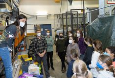 Vortragende spricht zu Teilnehmerinnen im CD-Labor für Sedimentforschung und -management