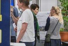 Rektorin Eva Schulev-Steindl und Rosemarie Stangl vor einem Plakat.