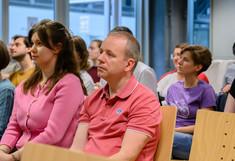 Das Publikum der Verleihung des ersten Diversitätspreises für Lehre auf Sesseln sitzend