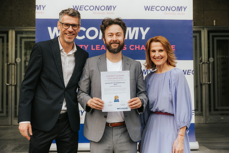 © Philipp Lipiarski Maciej Palucki (Mitte) nimmt die Minerva Award Urkunde für die BOKU entgegen.