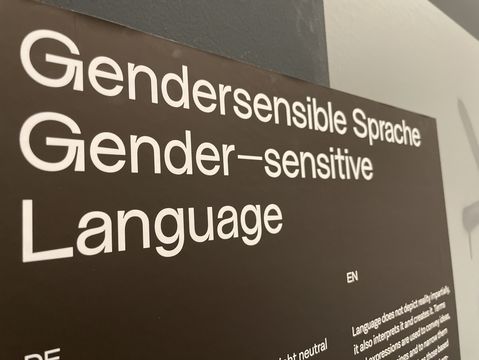Das Bild zeigt den Schriftzug "Gendersensible Sprache / Gender-sensitive Language" und einen Auszug aus der Begriffsbeschreibung; Aus der Ausstellung "What the Fem*" des Stadtmuseum Nordico Linz 2022/23