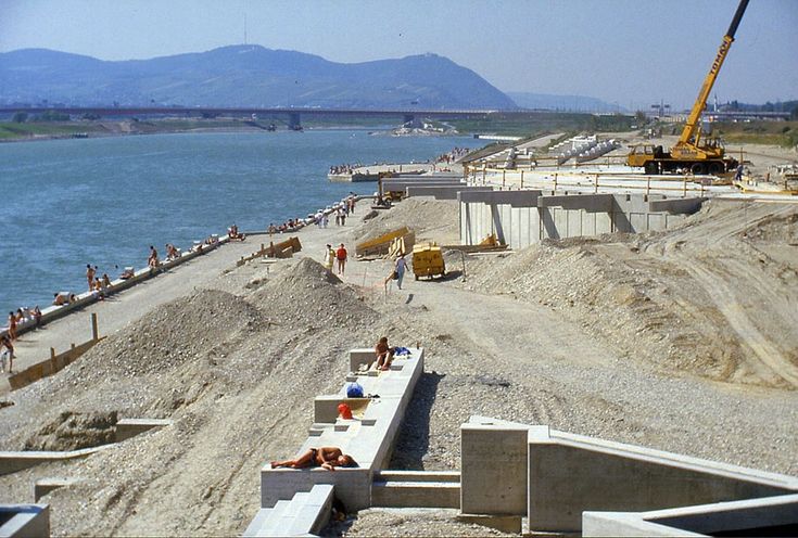 Aushub der Neuen Donau bei der Reichsbrücke 1980 und 1981. Im Hintergrund Behelfsbrücke nach dem Einsturz der Reichsbrücke am 1. August 1976 (Fotos Franz Meneder)