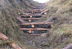 Holzsperren zur Grabensicherung