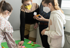 4 Töchter kleben Post-it auf eine Skala