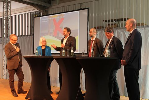 V.L.n.R: Moderator Tom Hegermann führt durch ein Panel mit Ilse  Tweer, Wolfgang Renneberg, Nikolaus Müllner, Rene Boonen und Gregory  Jaczko.