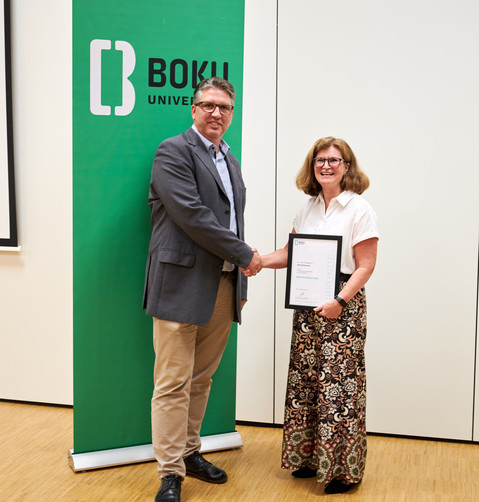 Astrid Dürauer erhält die Auszeichnung BOKU Erfinderin des Jahres von VR Christoph Pfeifer im Rahmen des Forschungsservice Open House