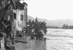 Titelbild: Kinder betrachten das Donauhochwasser beim Wirtschaftsgebäude des Stifts Dürnstein am 13. Juli 1954