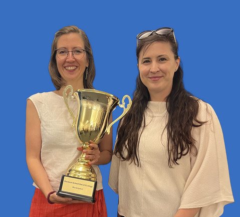 Foto: Carmen und Tamara mit dem Pokal der Doctoral School of Social Ecology