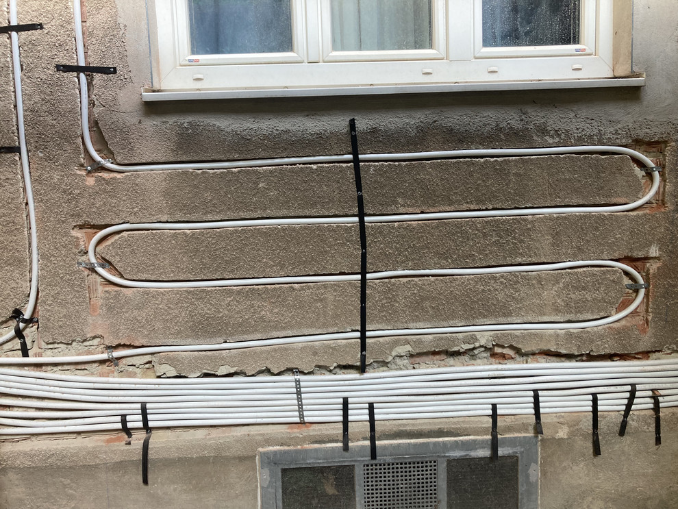 Detailansicht der befestigten Kunststoffrohre in der Wand, die nachfolgend mit Mörtel verputzt und mit einem Wärmedämmverbundsystem überdeckt werden. ©Magdalena Wolf 