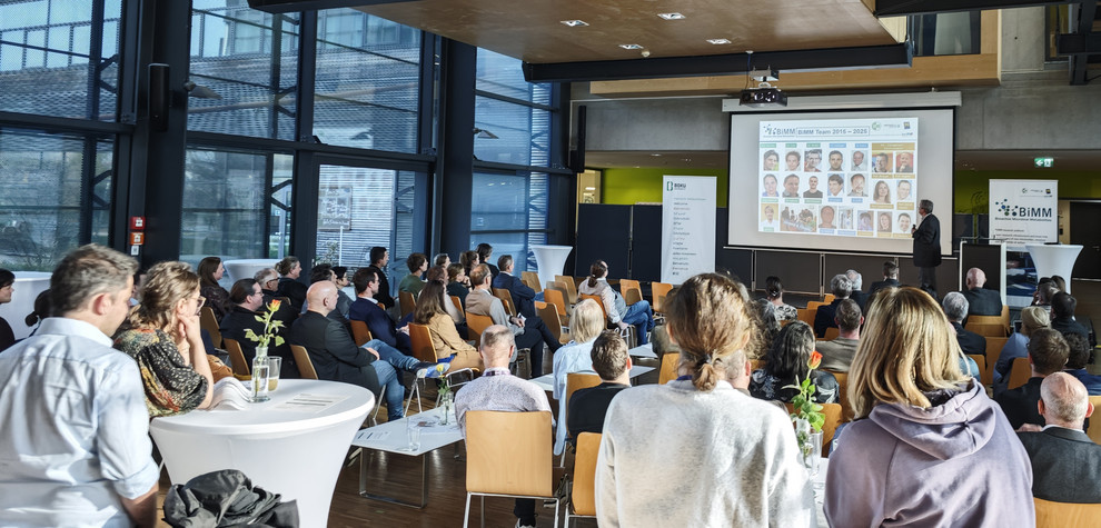 Joseph Strauss (BiMM Projektleitung, BOKU University, Institut für Mikrobielle Genetik) am Podium beim Eröffnungsvortrag zur Jubliäumsfeier "Epigenetische Forschung. Vom kontroversen Konzept zur Entdeckung neuer Wirkstoffe." (c) Claudia Puck/Mindfloat