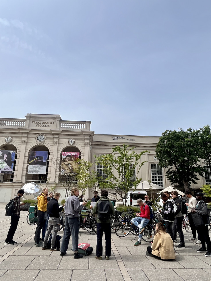 © BRIEFER, 2025 13 Personen bekommen vorm MuseumsQuartier eine Erklärung.
