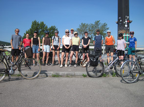 Auf dem Foto sind lächelnde Studenten-Teilnehmer mit ihren Fahrrädern