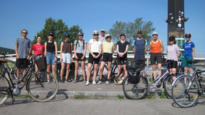 Auf dem Foto sind lächelnde Studenten-Teilnehmer mit ihren Fahrrädern