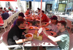 Studenten auf Terrasse beim Mittagessen