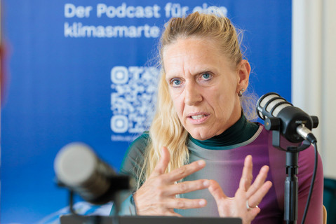 Portrait Rosemarie Stangl beim Sprechen.