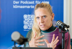 Portrait Rosemarie Stangl beim Sprechen.