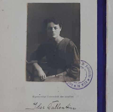 [Translate to English:] Ausschnitt aus Ilse Wallentins Meldungsbuch 1919 mit Portrait und Unterschrift