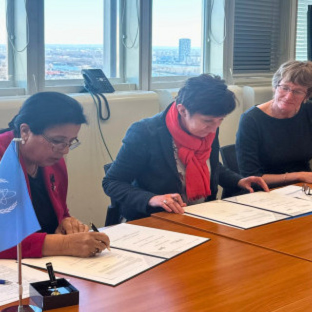 Najat Mokhtar (stellvertretende Generaldirektorin und Leiterin der Abteilung für Nuklearwissenschaften und -anwendungen, IAEA) und die Vertreterinnen der BOKU, Ursula Nopp-Mayr und Andrea Watzinger, unterzeichnen in Wien die praktische Vereinbarung. (Foto: K. Schaal/IAEA)
