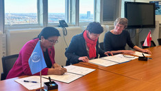 Najat Mokhtar (stellvertretende Generaldirektorin und Leiterin der Abteilung für Nuklearwissenschaften und -anwendungen, IAEA) und die Vertreterinnen der BOKU, Ursula Nopp-Mayr und Andrea Watzinger, unterzeichnen in Wien die praktische Vereinbarung. (Foto: K. Schaal/IAEA)