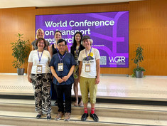 Sechs Forschende des Instituts für Verkehrswesen lächeln gemeinsam auf einer Konferenzbühne vor einem großen violetten Bildschirm mit der Aufschrift „World Conference on Transport Research“. In der hinteren Reihe stehen von links nach rechts Juliane Stark, Georgia Charalampidou und Liting Yuan. In der vorderen Reihe stehen von links nach rechts Astrid G., Yusak Susilo und Paul Pfaffenbichler.