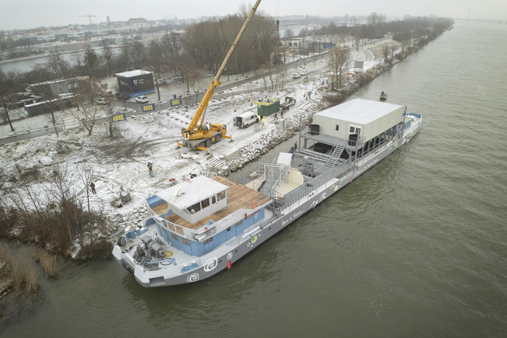 Der ehemalige Steintransporter wird zu einer schwimmenden Aufzuchtstation umgebaut. (c) Zinner 