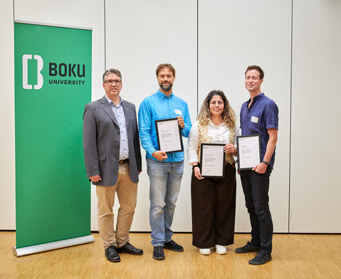 Die BOKU Erfinder*innen  Doz. Peter van Oostrum, Dr.in Tayebeh Saghaei und Prof. Erik Reimhult erhalten von VR Pfeifer die Auszeichnung BOKU Erfindung des Jahres 2026 von VR Christoph Pfeifer