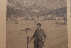 Ilse Wallentin mit Skiern in der winterlichen Landschaft von Kranjska Gora, 1925
