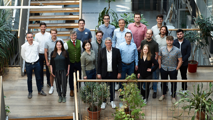 Das FTEC Team steht auf einer der Brücken im Schwackhöferhaus, umgeben von diversen Pflanzen
