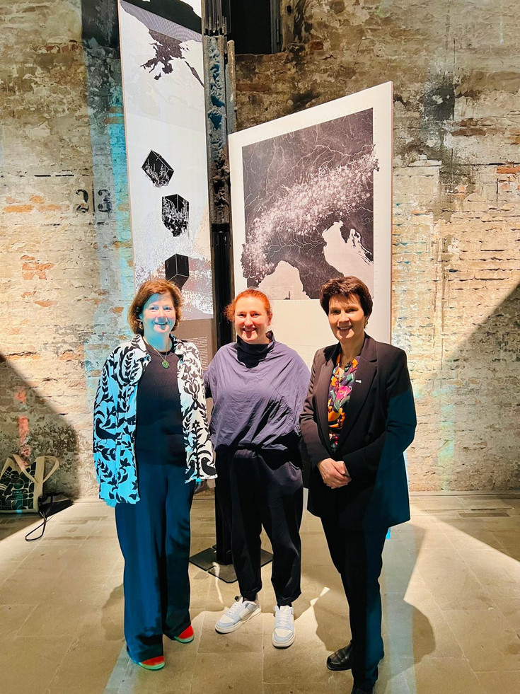 Ausstellungseröffnung „Instabilites. The shifting Alpine landscape“ bei der Architekturbiennale 2025 in Venedig. Von rechts: BOKU-Rektorin Eva Schulev-Steindl, Projektleiterin Cecilia Furlan (Institut für Landschaftsarchitektur) und Vizerektorin Doris Damyanovich. © BOKU