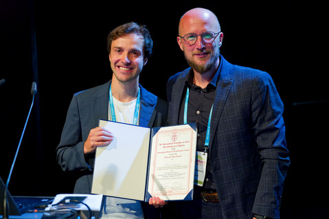 [Translate to English:] Dipl.-Ing Martin Ladurner erhält den Ersten Posterpreis
