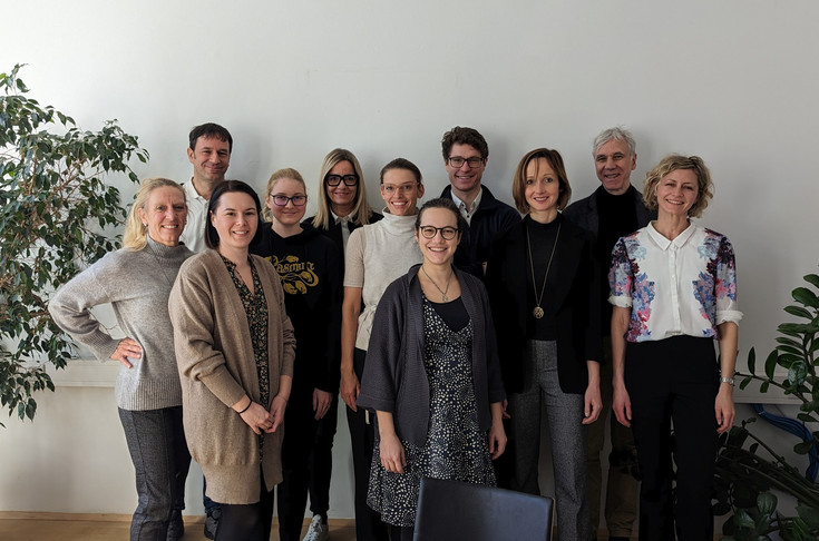 11 Personen vor der Kamera