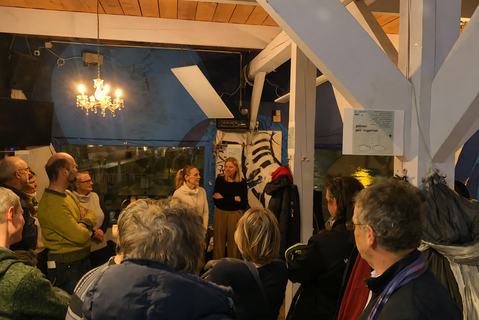 Rosemarie Stang und Dorothee Marx im Veranstaltungsraum vor den Teilnehmern.