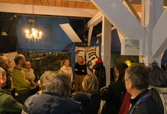 Rosemarie Stang und Dorothee Marx im Veranstaltungsraum vor den Teilnehmern.