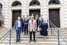 Die albanische Delegation vor dem Gregor-Mendel-Haus mit Rektor Hubert Hasenauer und Vertreter*innen der BOKU.