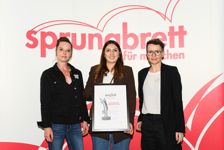 Elisabeth Fischer, Aleksandra Tyl und Ela Posch mit der amaZone Urkunde 2023 für die BOKU