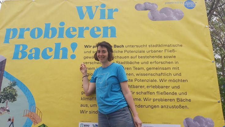 Helene Müller vor dem Plakat: Wir probieren Bach