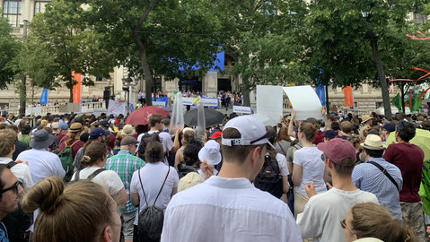 Viele Menschen auf der Ringstraße, im Hintergrund die Universität Wien