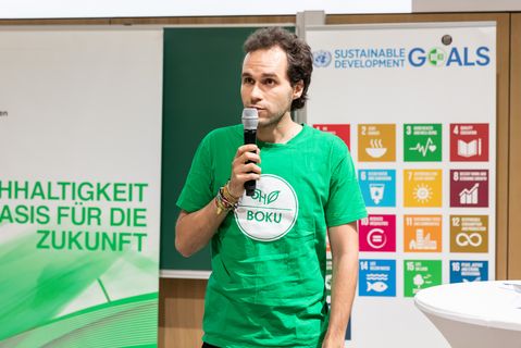 Mann spricht über Nachhaltigkeit