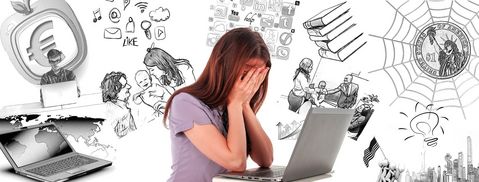 Eine weibliche Person sitzt mit dem Kopf in die Hände gestützt vor einem Laptop. Im Hintergrund sind Dinge skizziert, die überfordernd wirken können, wie Social Media, Mediale Berichterstattung des Weltgeschehens, finanzielle Sorgen u.v.m.