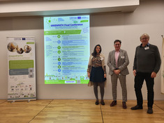 Drei Personen stehen vor einer Projektionsfläche und einem Roll-up-Banner der „GreenPATH Final Conference“ in Brüssel. Von links nach rechts: Olivia Kieser (Mobilitätsbeauftragte der BOKU), Oliver Roider und Roman Klementschitz (beide vom Institut für Verkehrswesen der BOKU University).