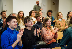 Blick ins Publikum: Menschen, die klatschen