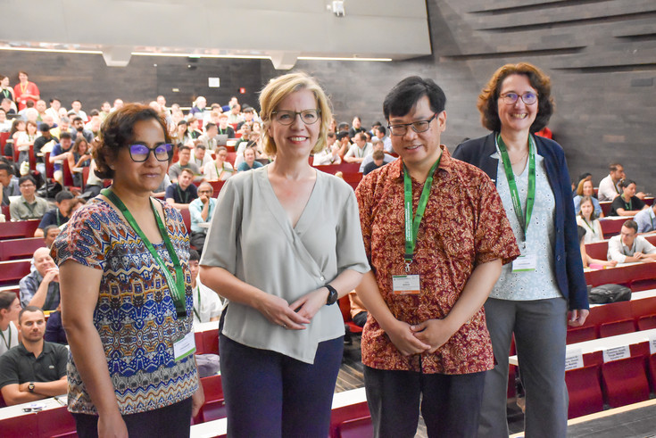 v.li.: IATBR-Vorsitzende Charisma Choudhury (Universität Leeds), Klimaschutzministerin Leonore Gewessler, Yusak Susilo und Astrid Gühnemann (beide Institut für Verkehrswesen, BOKU University) Credit: IVe/BOKU