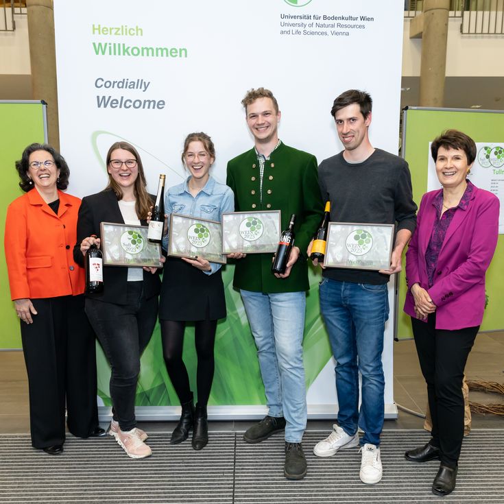 Great joy at and with the winners of the BOKU Wine Award 2023: (from left) Univ.Prof.in Astrid Forneck, a fellow student standing in for Christoph Zigeuner, Kristin Orben, Lukas Lang, Georg Jauk and Rector Eva-Schulev-Steindl. ©BOKU/Christoph Gruber