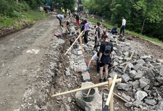 Studierende beim Bau einer Trockensteinmauer