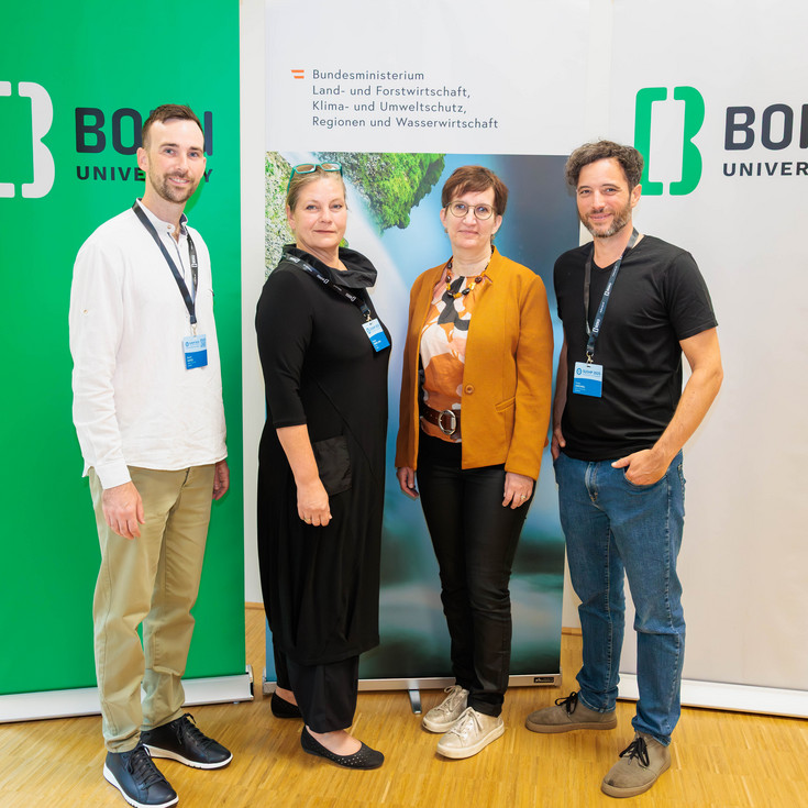 Von links: Konferenz-Organisator Daniel Hayes (Institut für Hydrobiologie und Gewässermanagement), Monika Mörth (Sektionschefin Wassersektion, BMLUK), Ursula Nopp-Mayr (Departmentleiterin für Ökosystemmanagement, Klima und Biodiversität) und Konferenz-Organisator Franz Greimel, (Institut für Hydrobiologie und Gewässermanagement)
