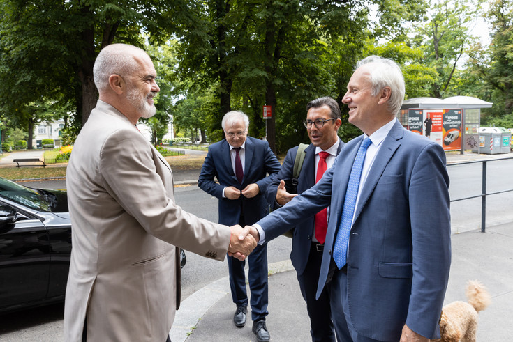 Rektor Hubert Hasenauer freute sich, Ministerpräsident Edi Rama an der BOKU begrüßen zu können. (v. li.: Ministerpräsident Edi Rama, Botschafter Roland Bimo, Honorarkonsul Markus Posset, Rektor Hubert Hasenauer)