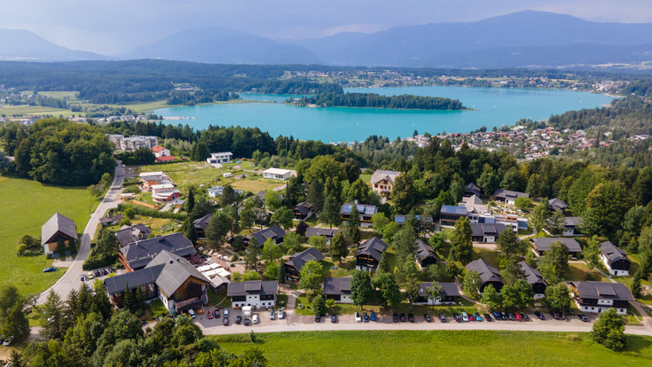 Drohnenaufnahme von Schönleitn mit Faakersee