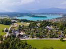 Drohnenaufnahme von Schönleitn mit Faakersee