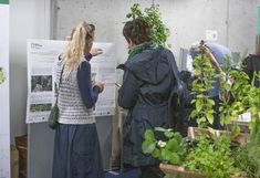 Rektorin Eva Schulev-Steindl und Rosemarie Stangl vor einem Plakat.