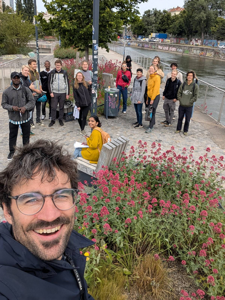 © BRIEFER, 2025 Gruppenfoto der ExkursionsteilnehmerInnen am Donaukanal.